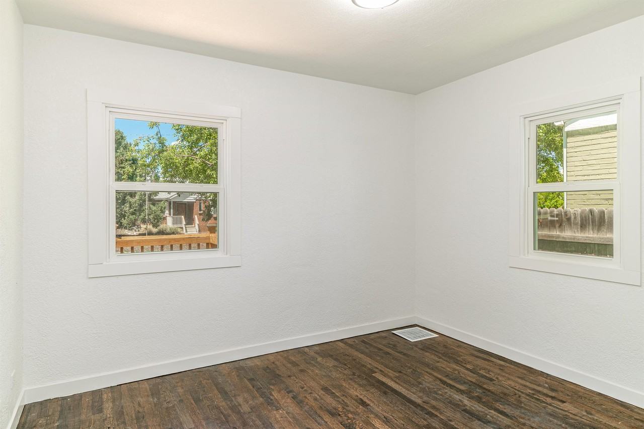 2160 S Logan St - Photo 3 of 32