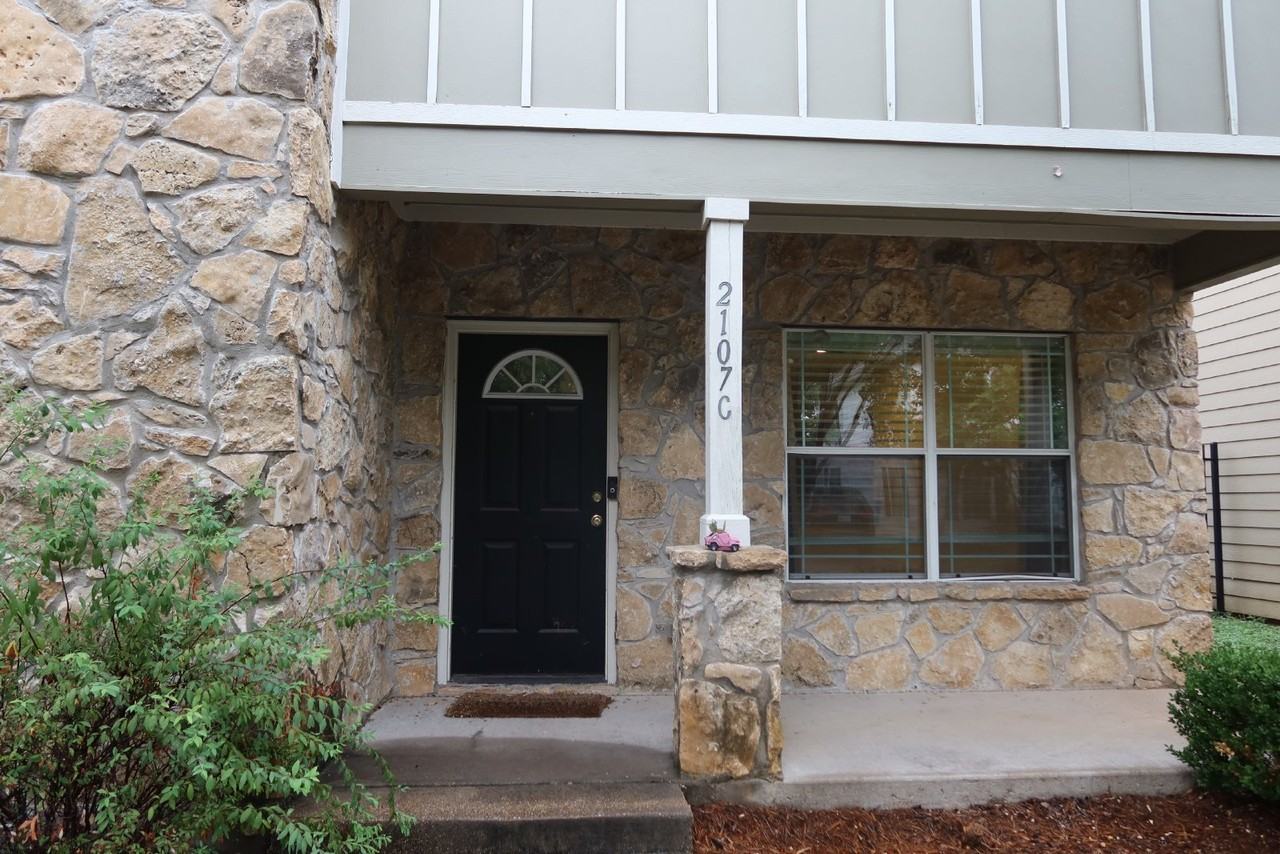 2107 S 7th St - Photo 4 of 44