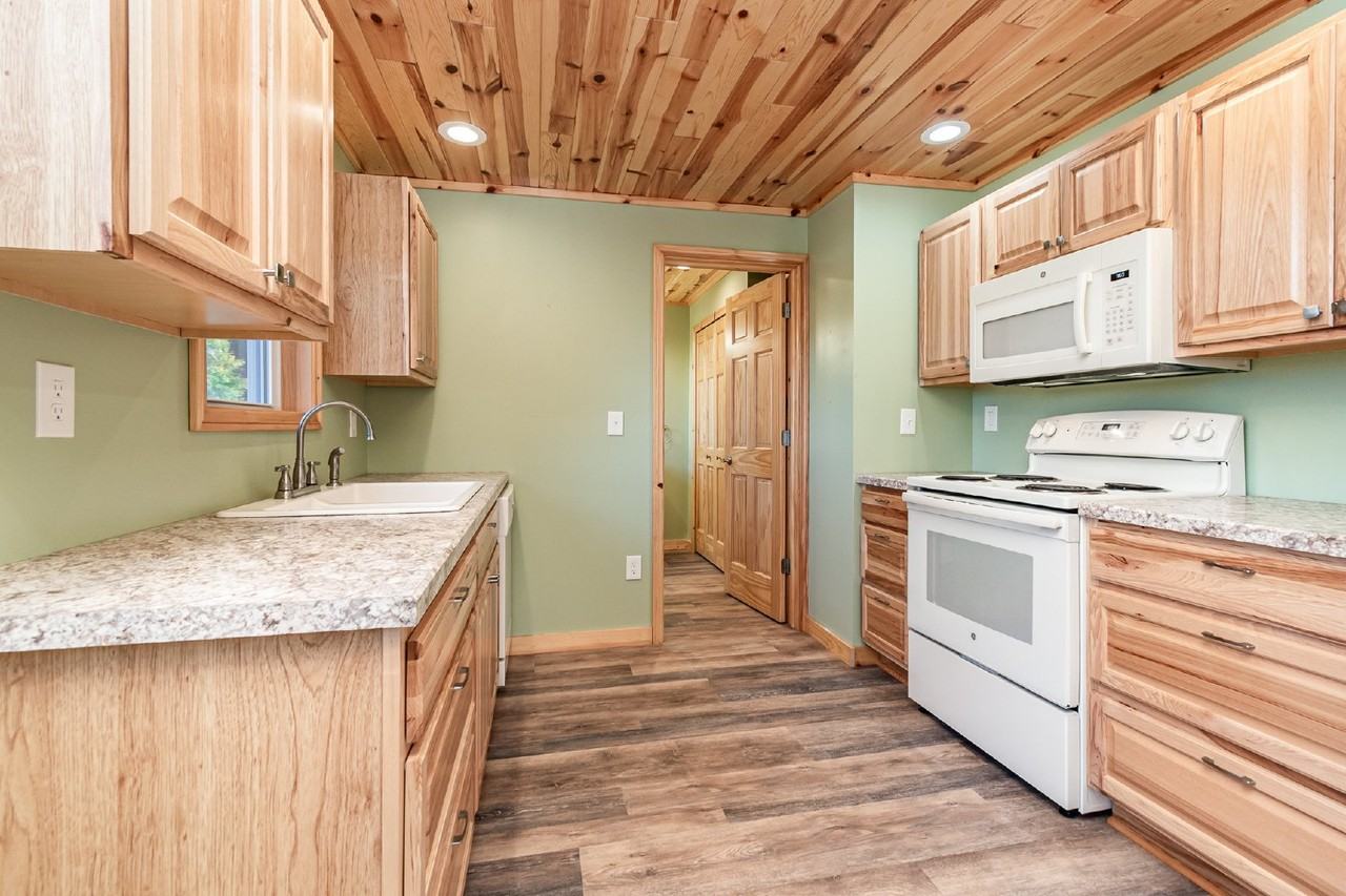 549 Lakeview Dr - Photo 4 of 16