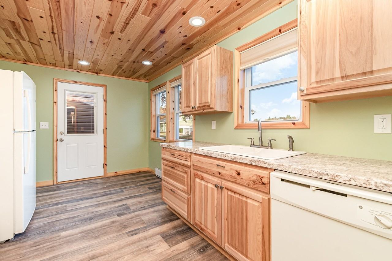 549 Lakeview Dr - Photo 5 of 16