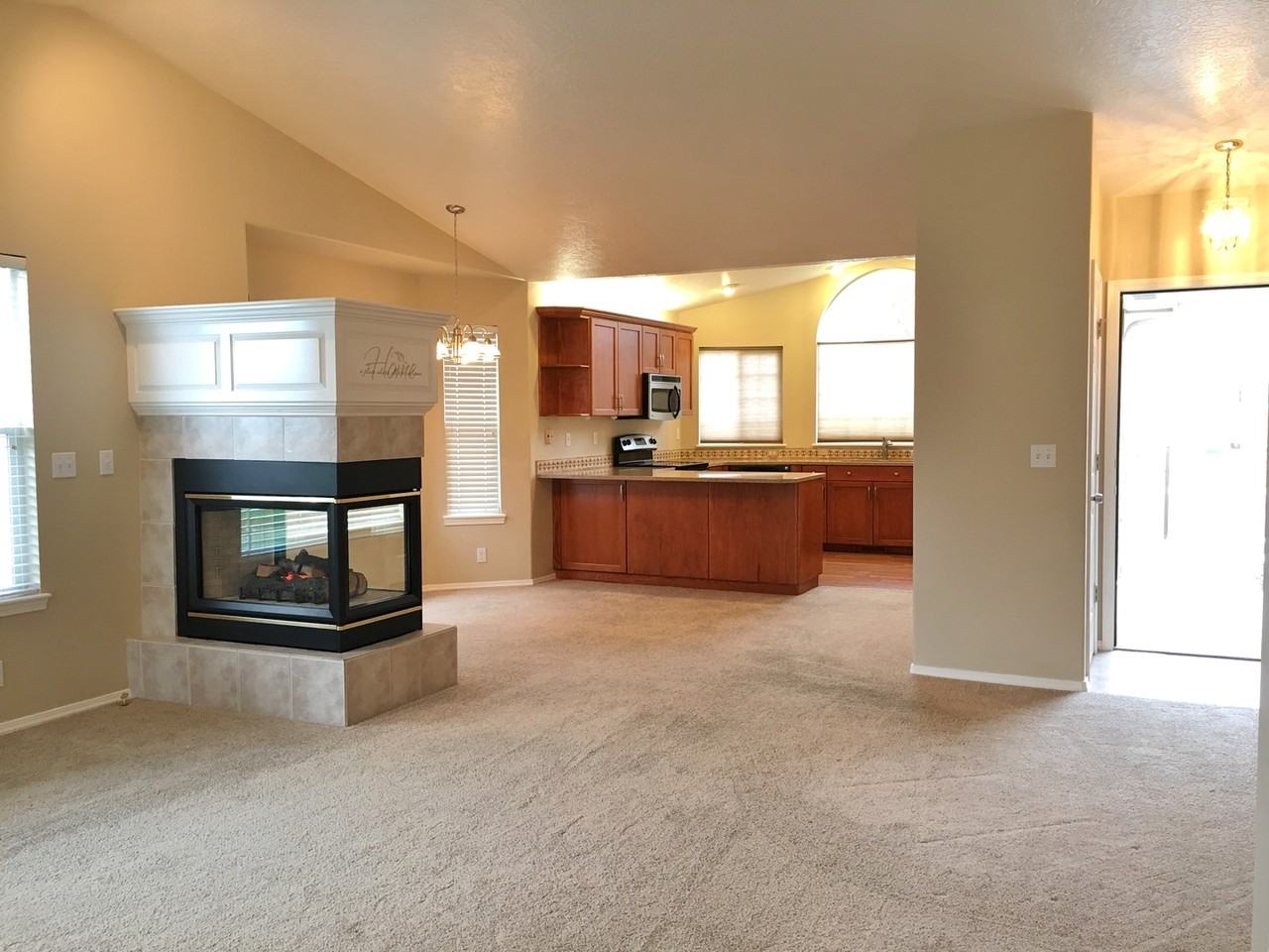 885 E Monarch St - Photo 4 of 32
