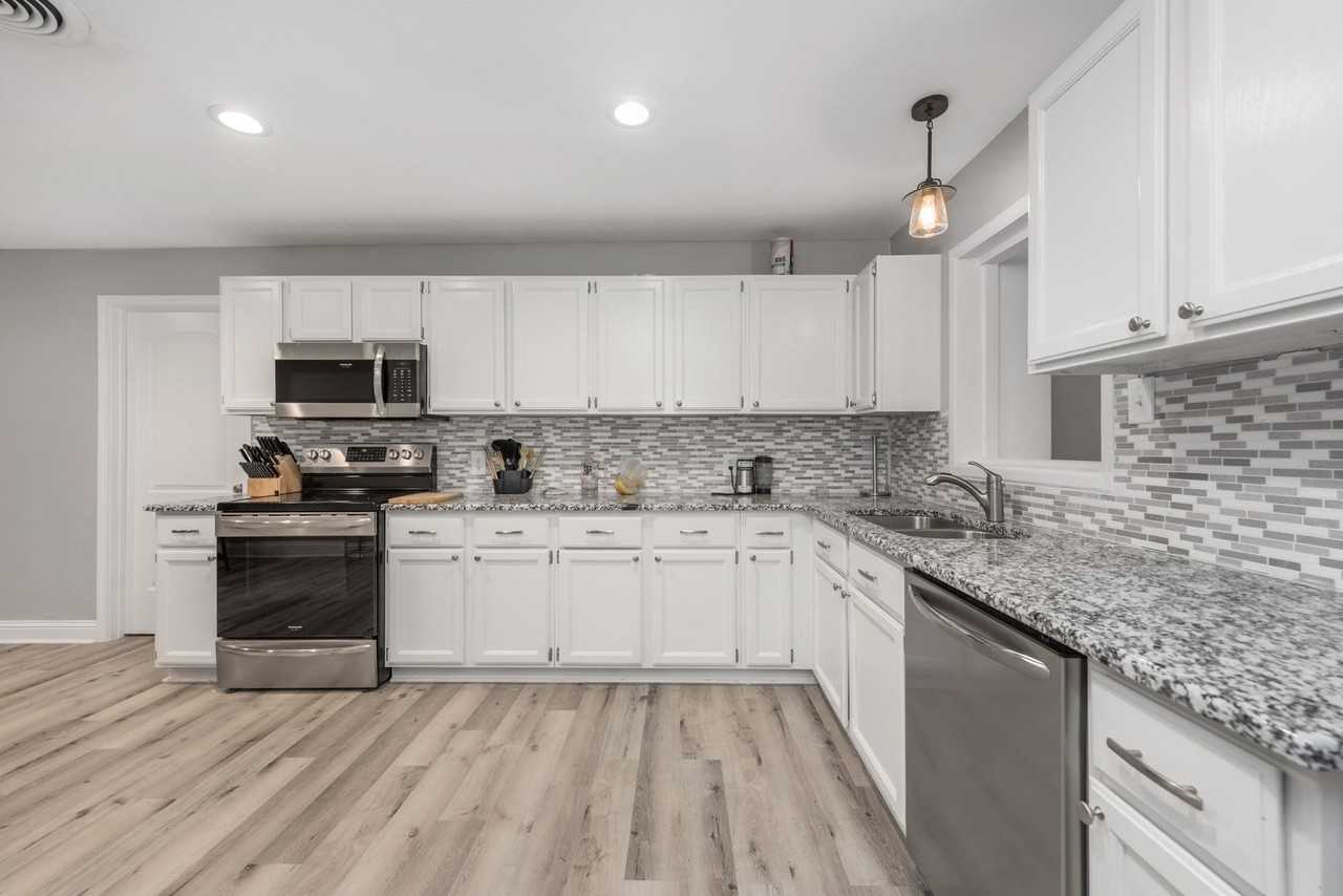3404 Cavitt Ave - Photo 6 of 21
