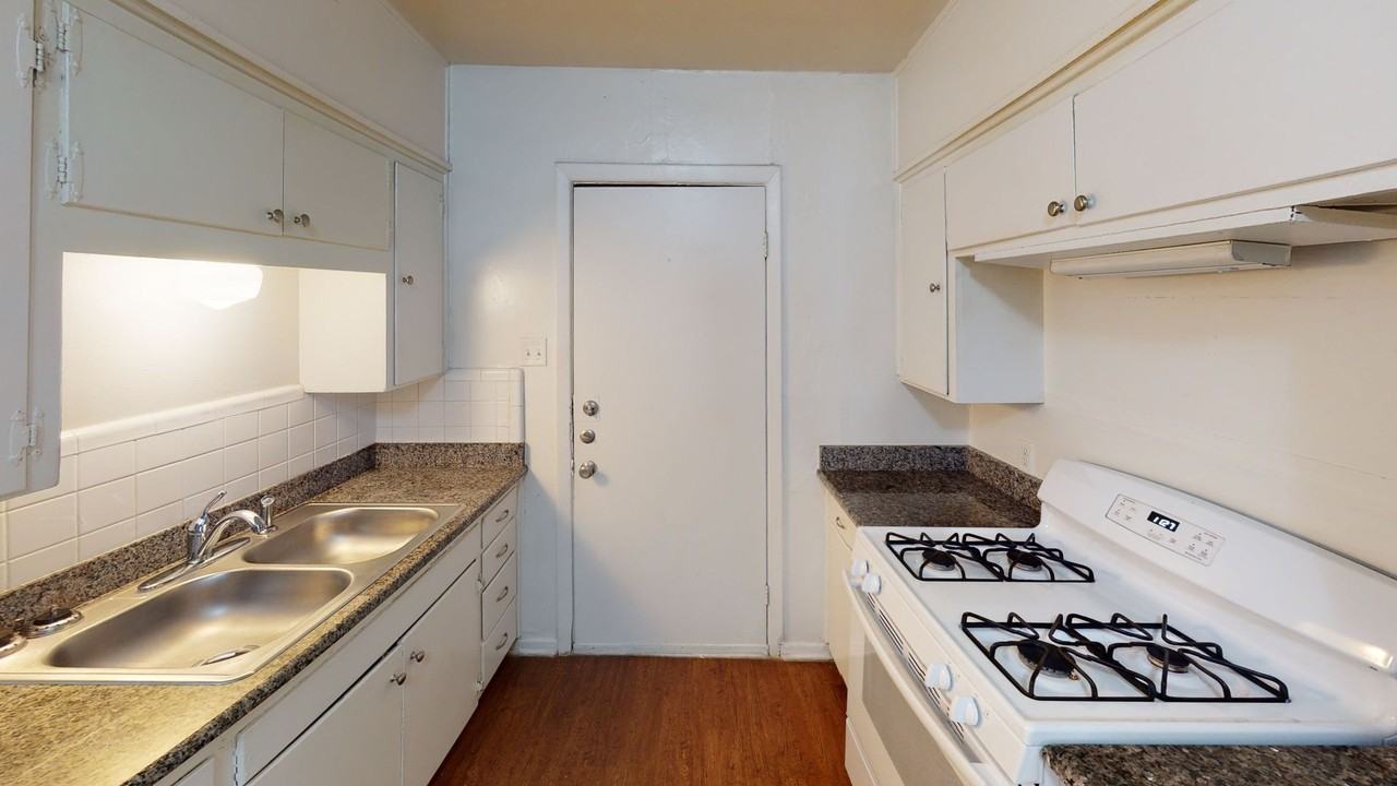 915 South Welch Street - Photo 2 of 7