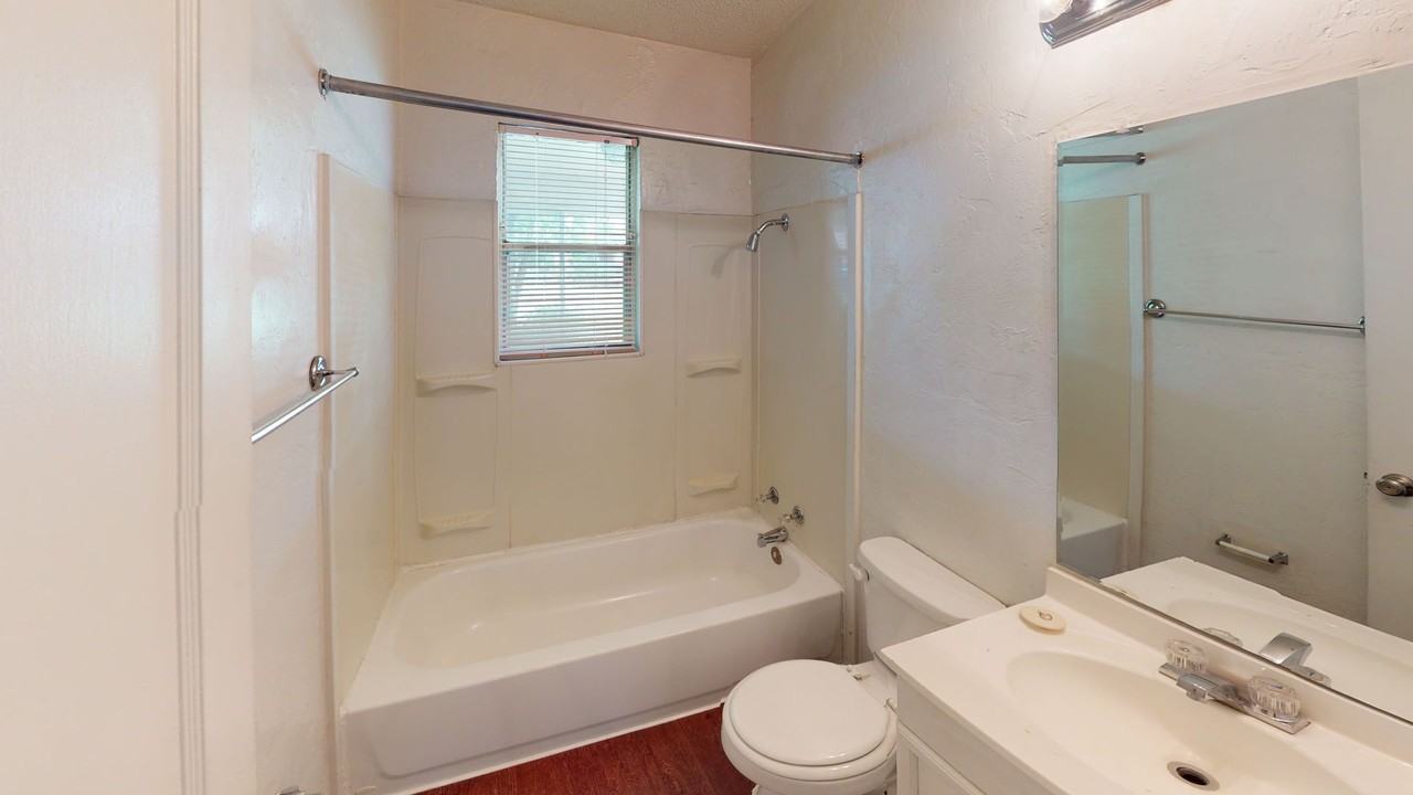 915 South Welch Street - Photo 5 of 7