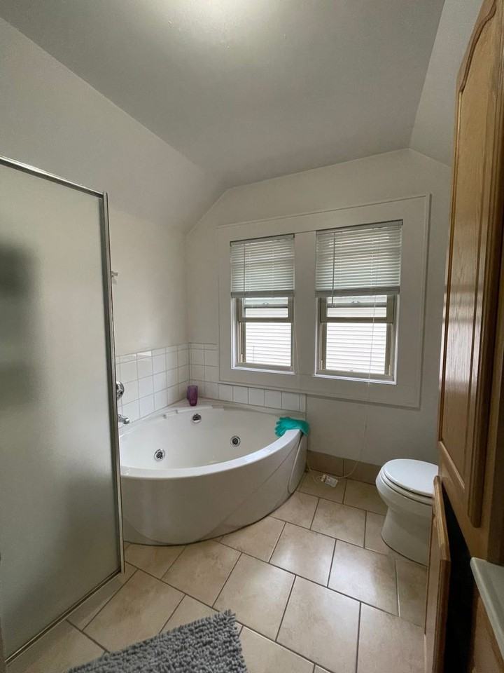 327 E Lloyd St - Photo 2 of 4