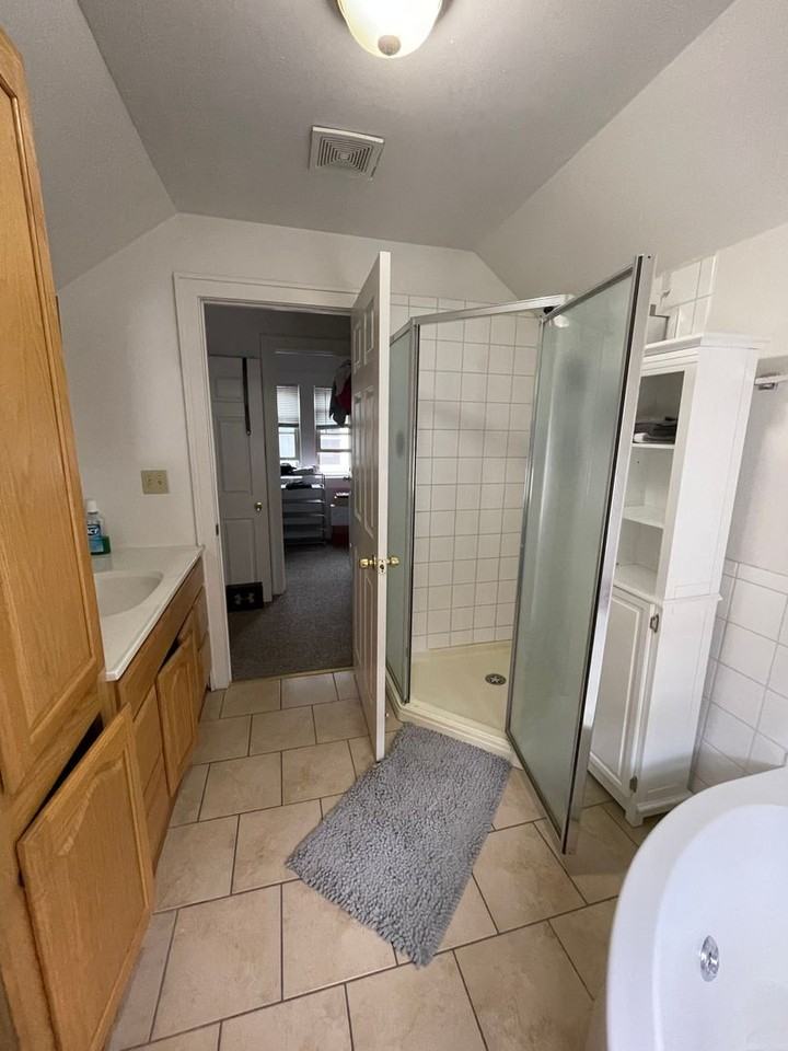 327 E Lloyd St - Photo 3 of 4