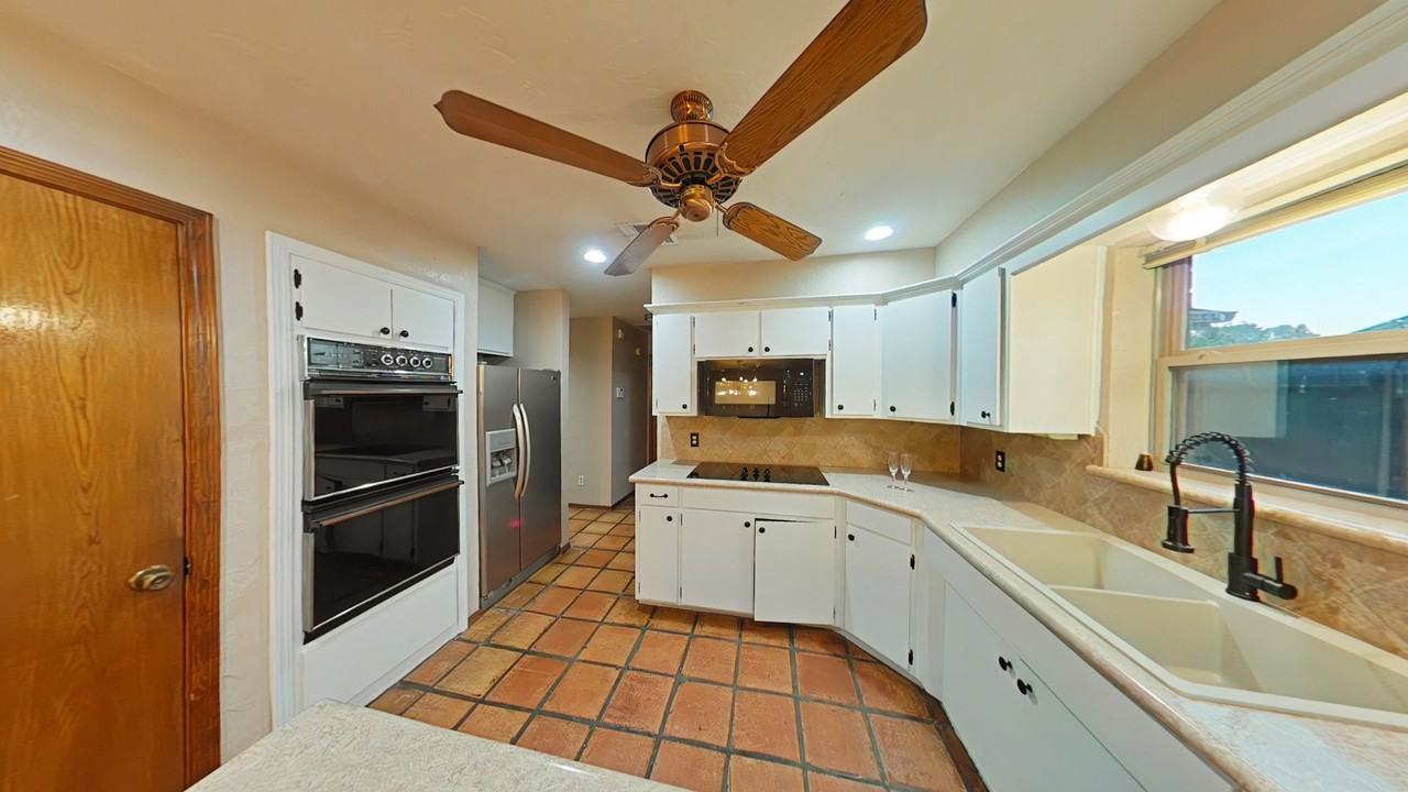 2303 Northeast 9th Street - Photo 7 of 31