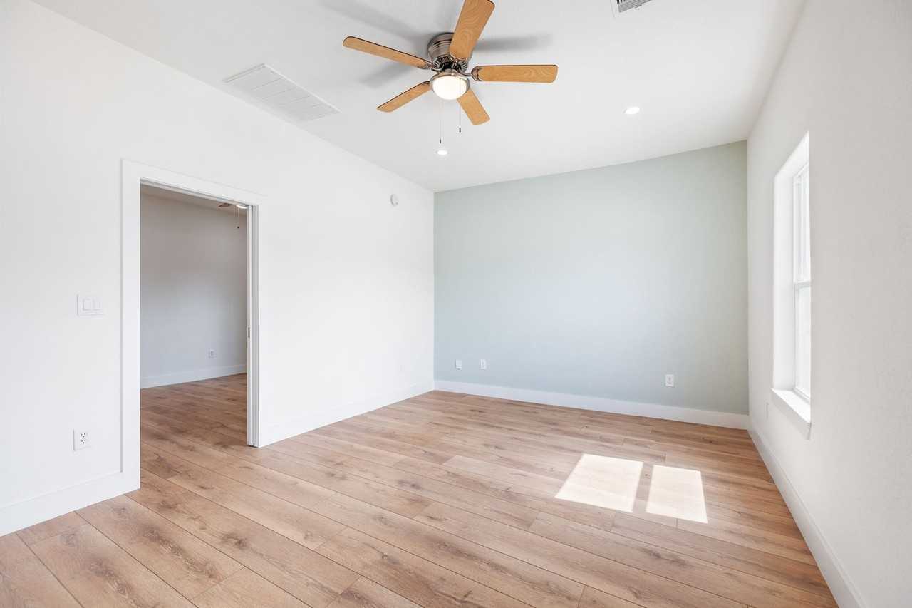 4710 Avenue S - Photo 3 of 22