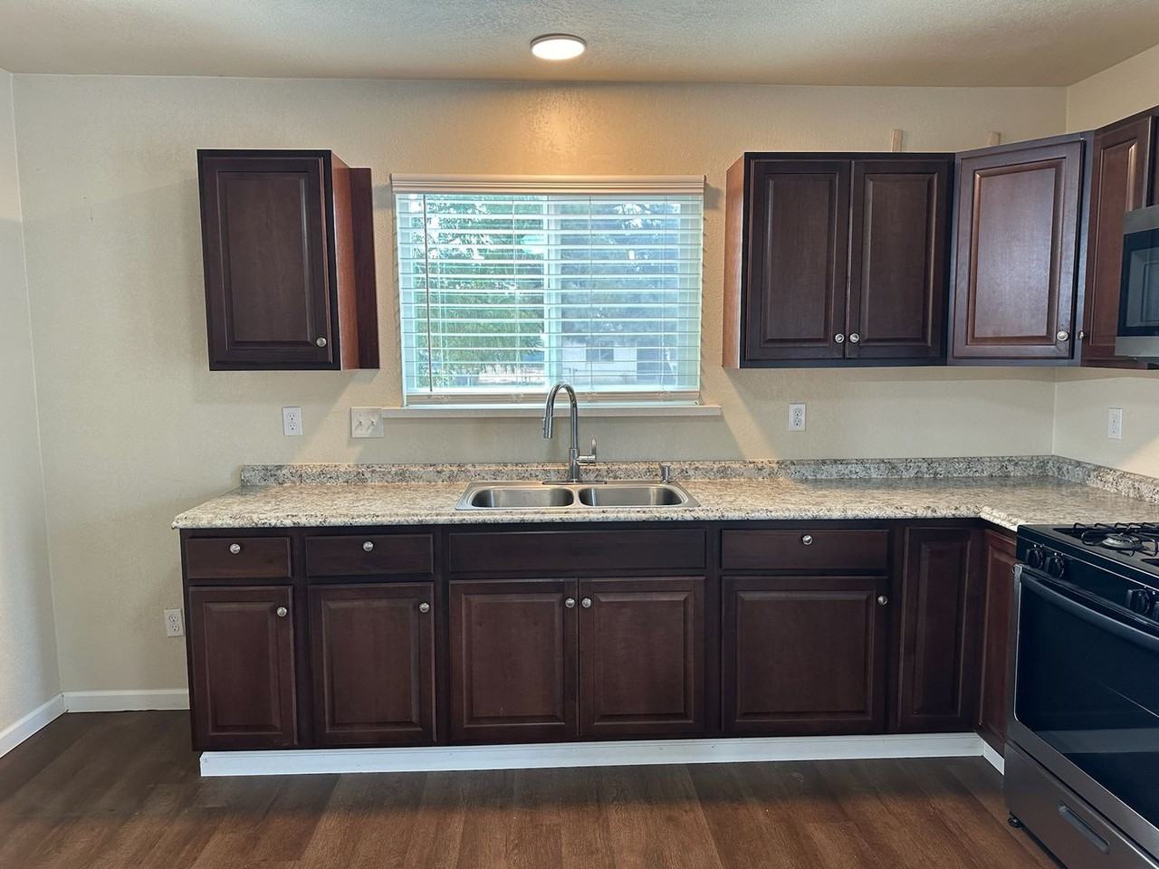 562 W Matheny Ave - Photo 3 of 15