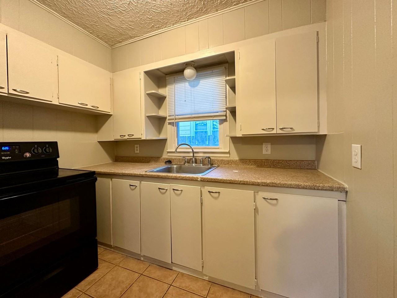 1052 S Meridian Ave - Photo 3 of 8