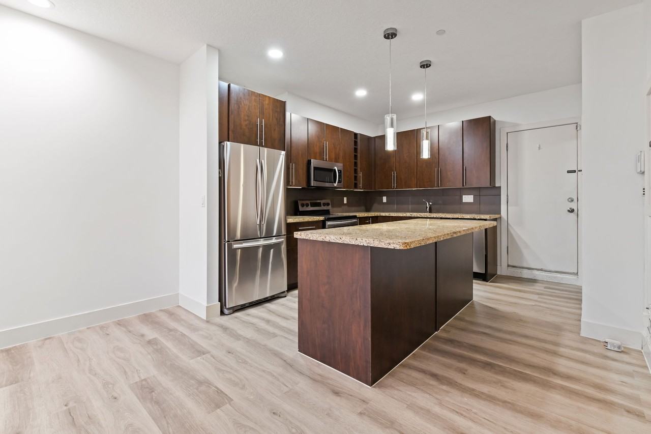 2101 17 St Sw #4 - Photo 2 of 16