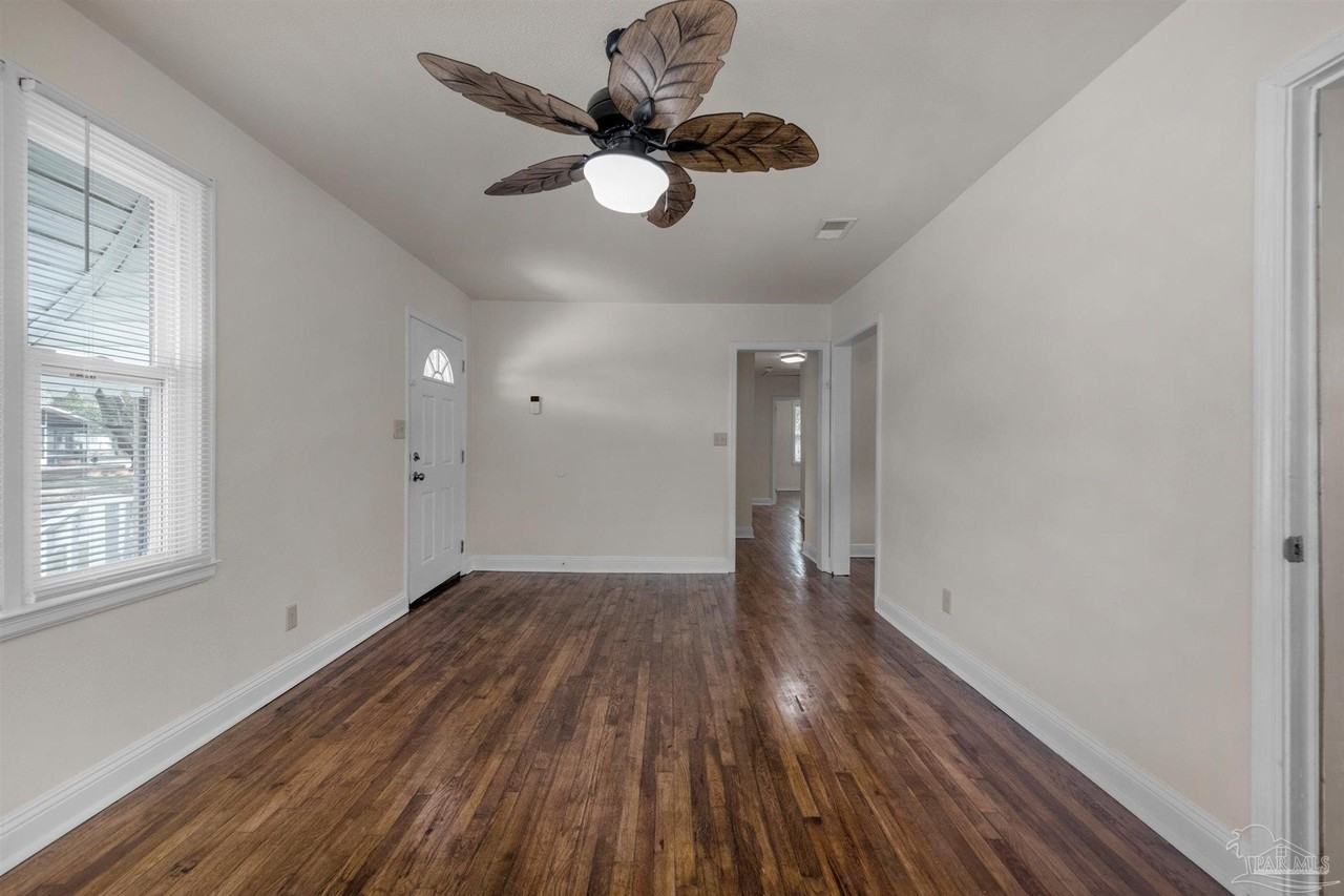 303 Southeast Gilliland Road - Photo 3 of 33