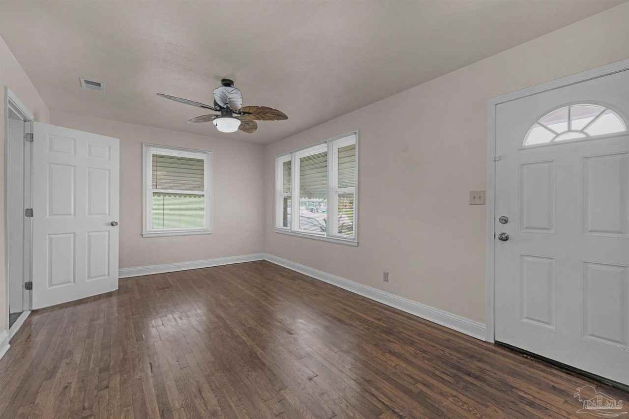 303 Southeast Gilliland Road - Photo 4 of 33