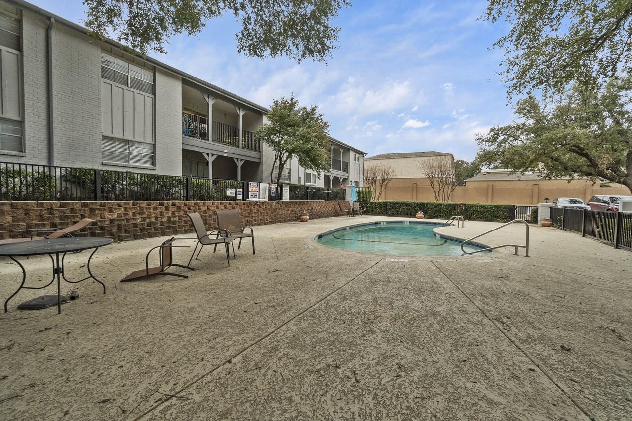 Royal Arms - Photo 2 of 11