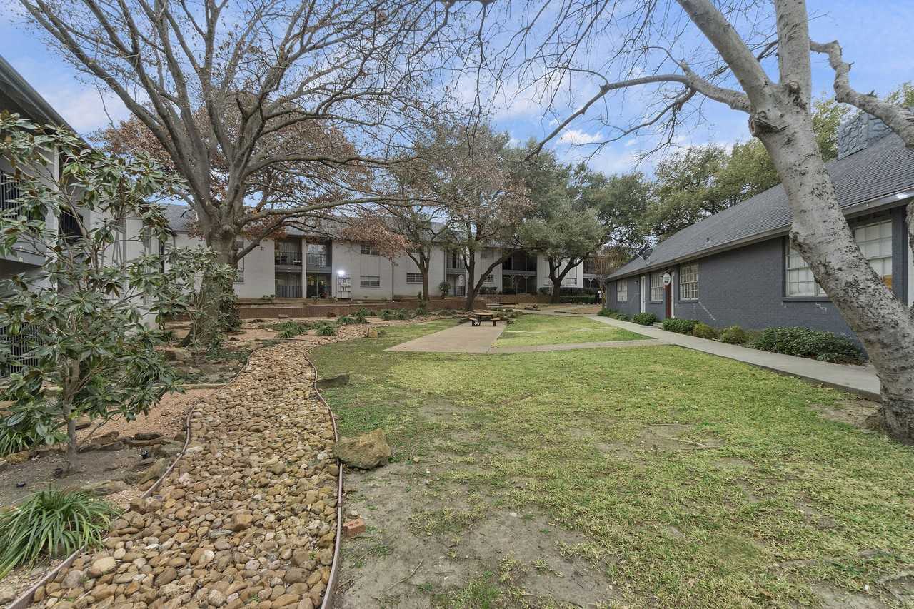 Royal Arms - Photo 5 of 11