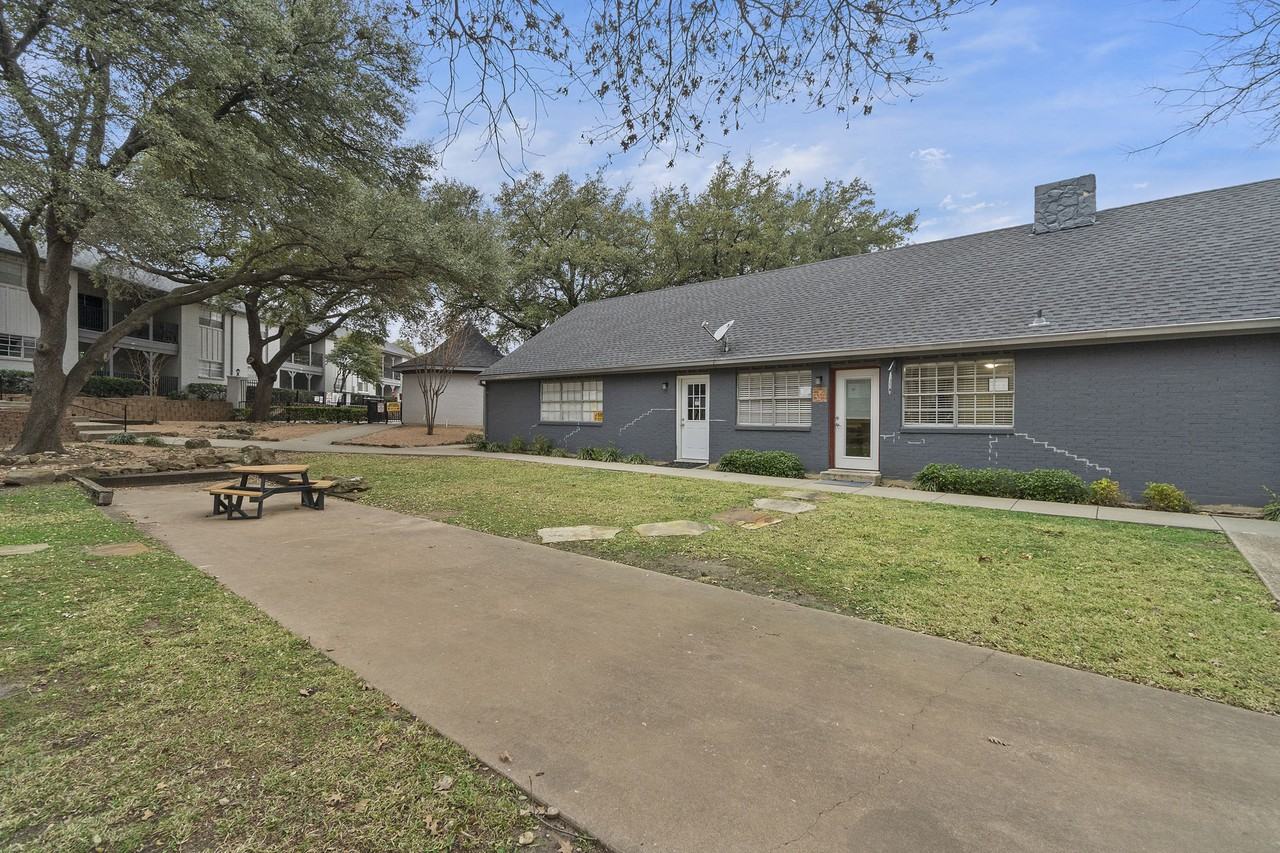 Royal Arms - Photo 7 of 11