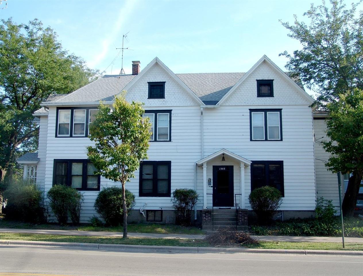 1303 W Dayton St - Photo 2 of 16