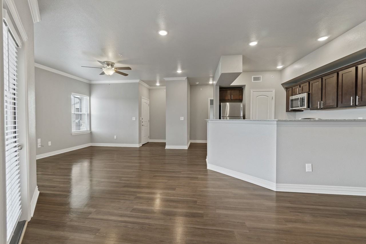 HYDE PARK - Photo 2 of 50