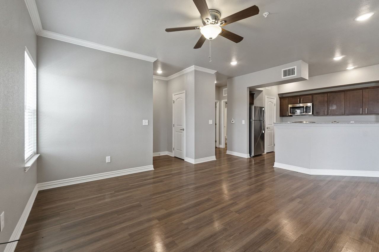 HYDE PARK - Photo 3 of 50