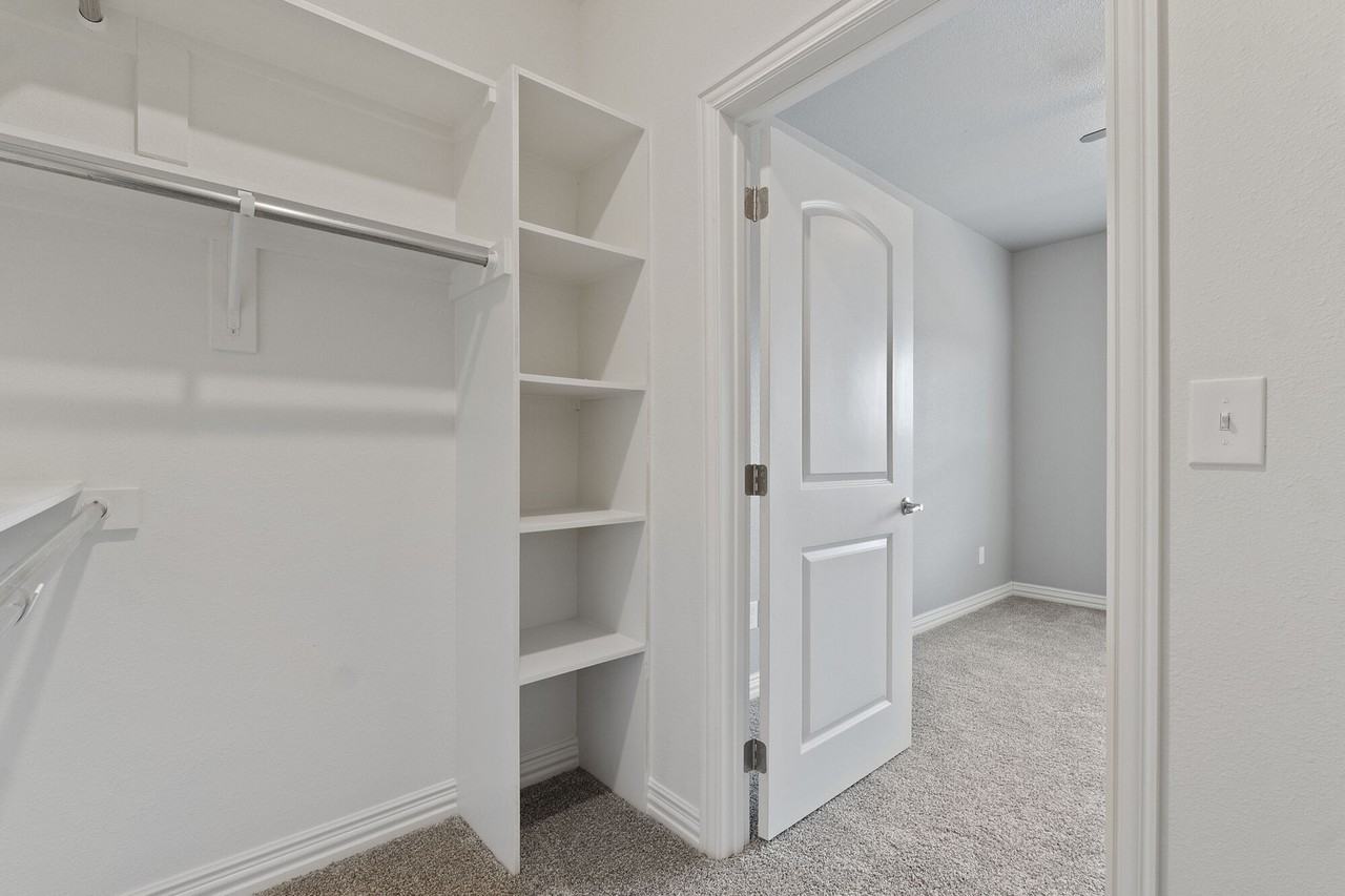 HYDE PARK - Photo 6 of 50