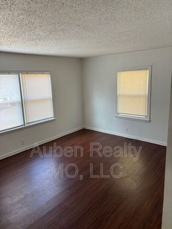 623 N Pleasant St - Photo 2 of 11