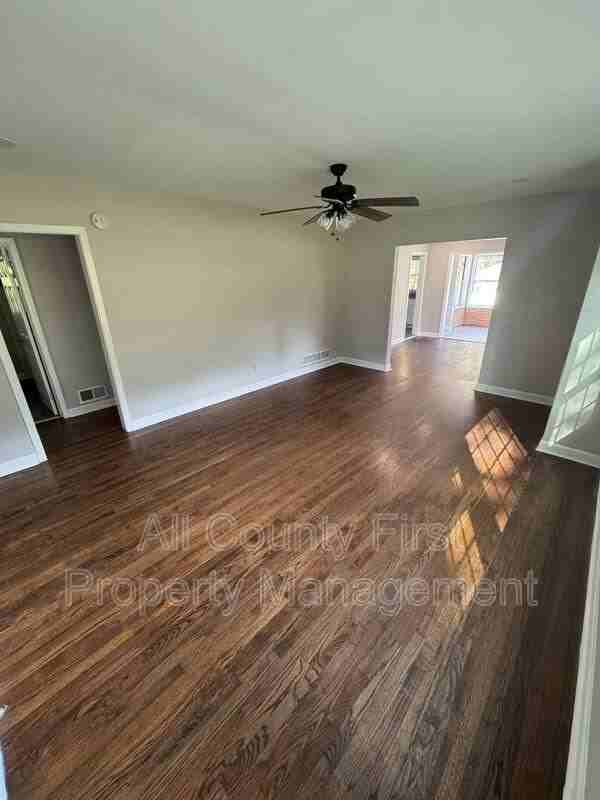 1093 Fayetteville Rd Se - Photo 2 of 18