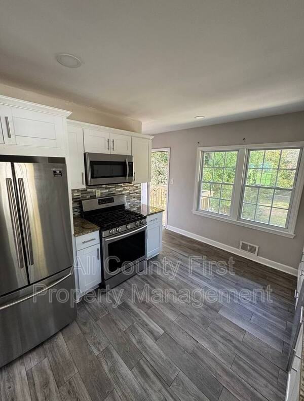 1093 Fayetteville Rd Se - Photo 4 of 18