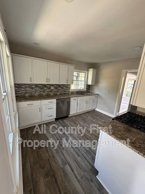 1093 Fayetteville Rd Se - Photo 5 of 18