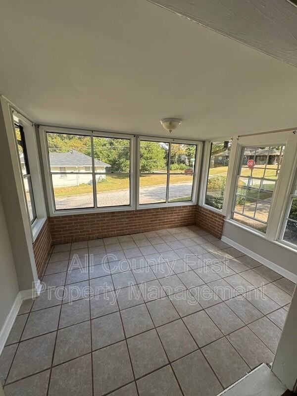 1093 Fayetteville Rd Se - Photo 7 of 18