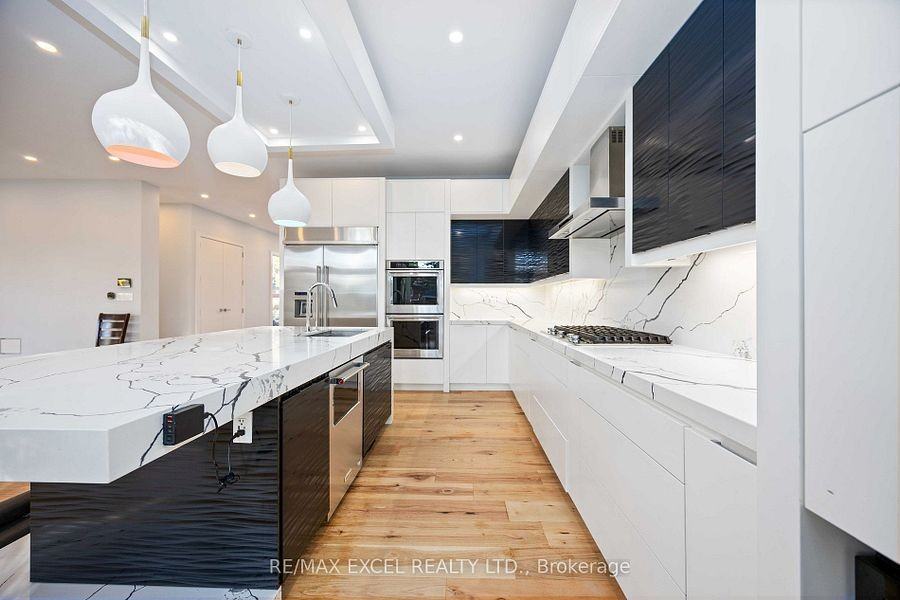 8 Scarborough Heights Boulevard - Photo 3 of 11