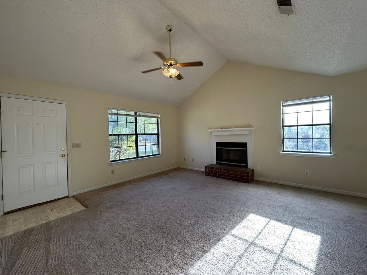 903 Malibu Dr - Photo 3 of 12