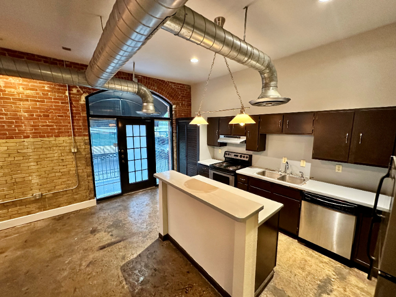 710 S Medina - Photo 2 of 20