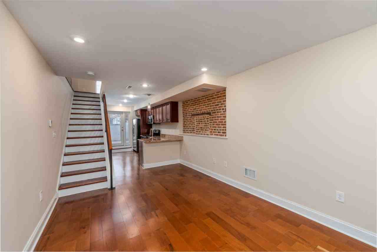 104 S Chapel St - Photo 2 of 20