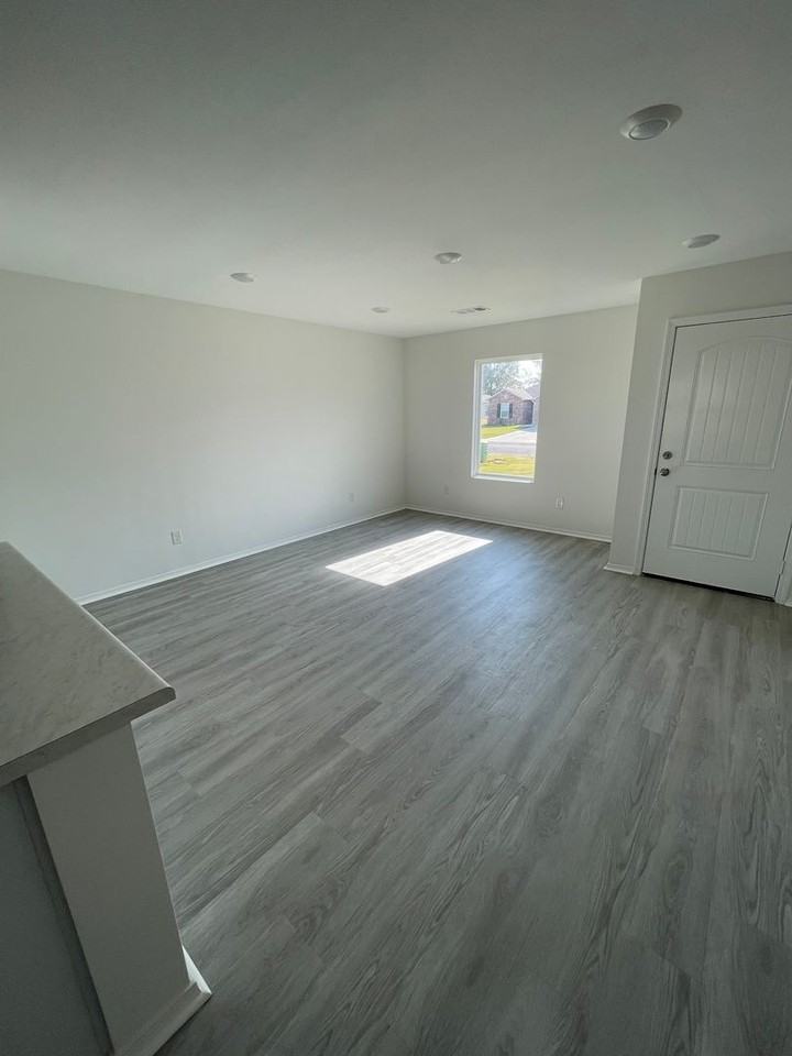 5104 Yukon Dr - Photo 4 of 15