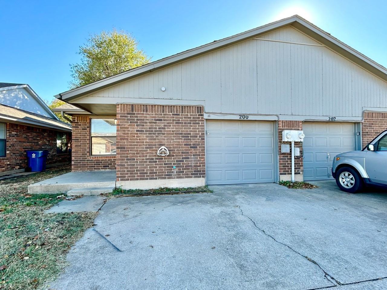 200 Barrett Pl - Photo 2 of 38