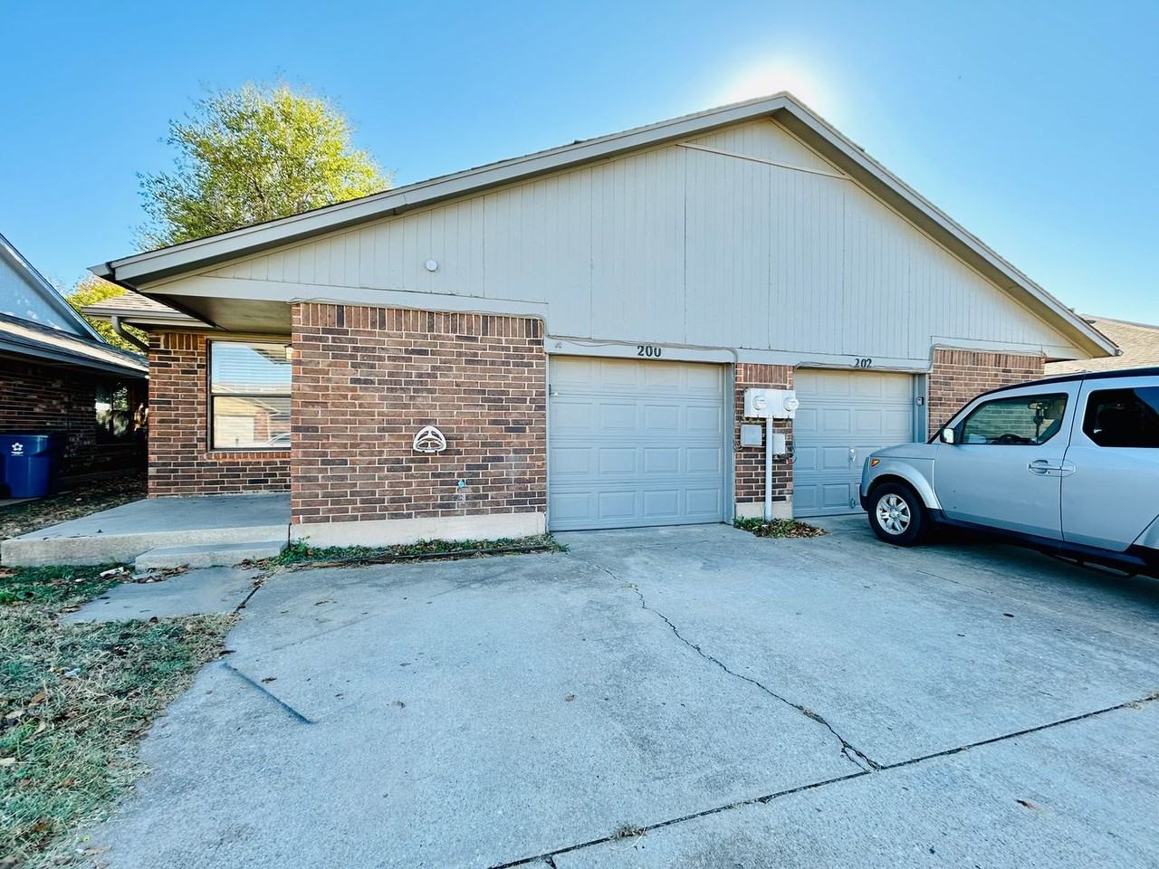 200 Barrett Pl - Photo 3 of 38