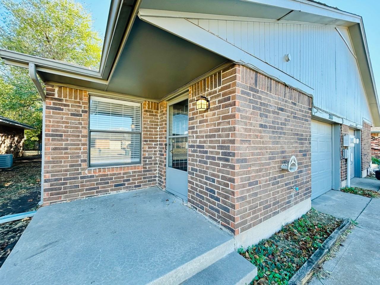 200 Barrett Pl - Photo 5 of 38