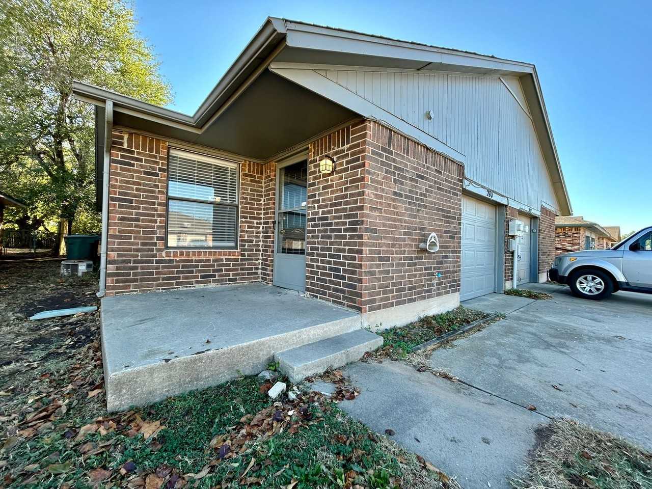 200 Barrett Pl - Photo 7 of 38