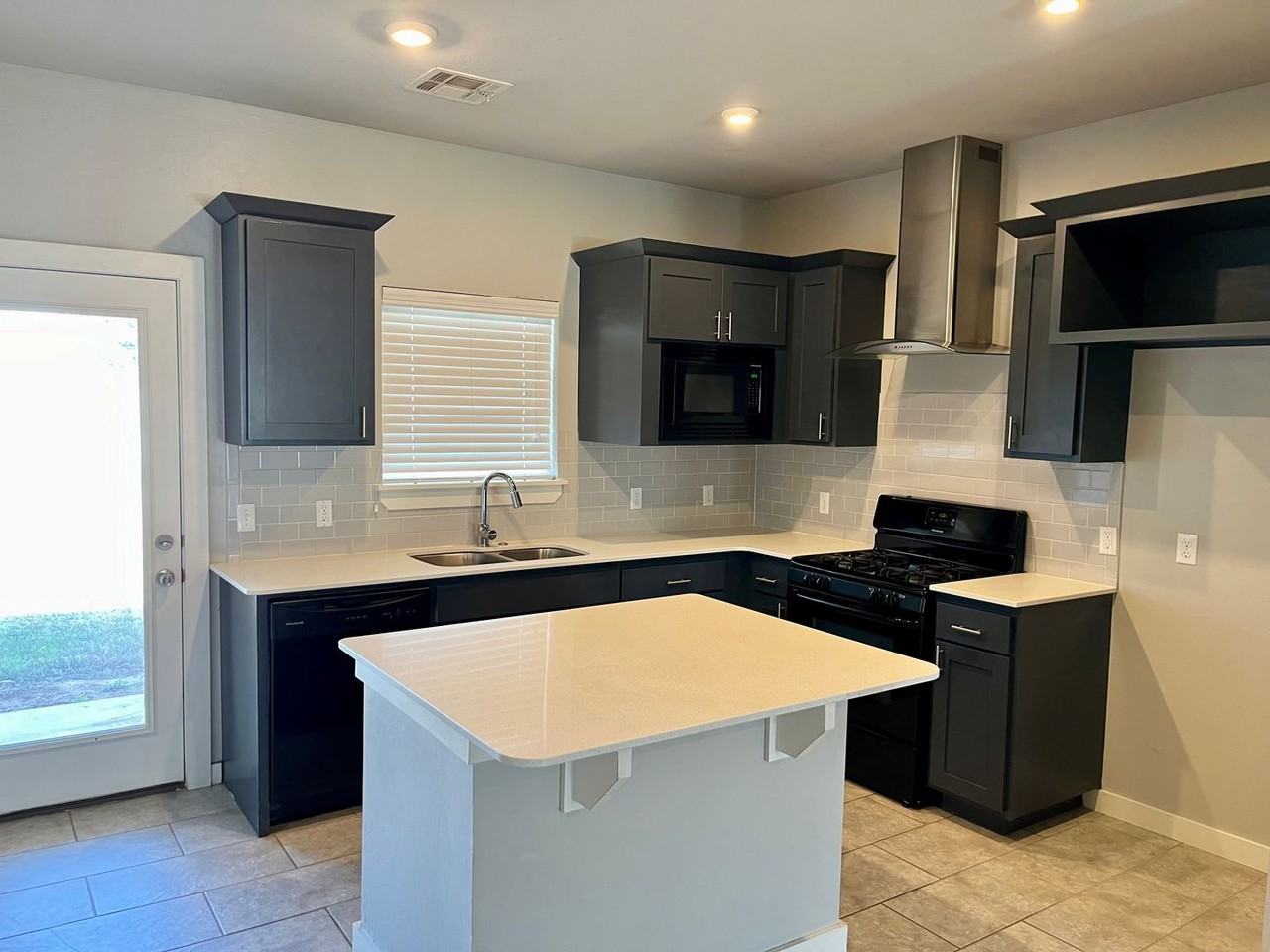 9425 Nw 93rd Ter - Photo 4 of 14