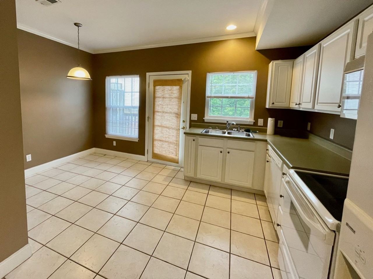 2305 S Greenwood Dr #15 - Photo 4 of 11