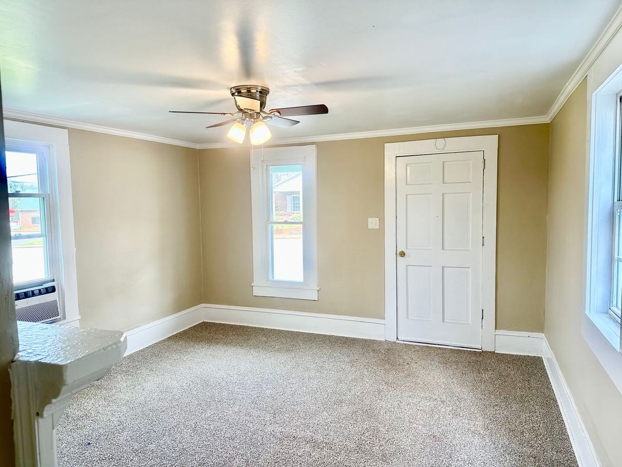 437 W Main St - Photo 4 of 10