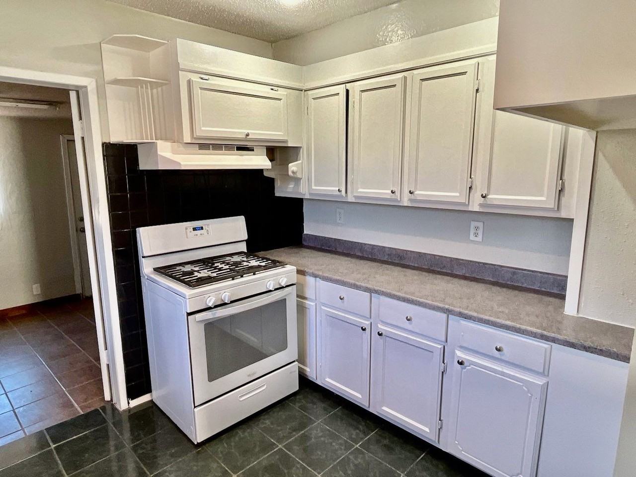 3021 Nw 13th St - Photo 4 of 21