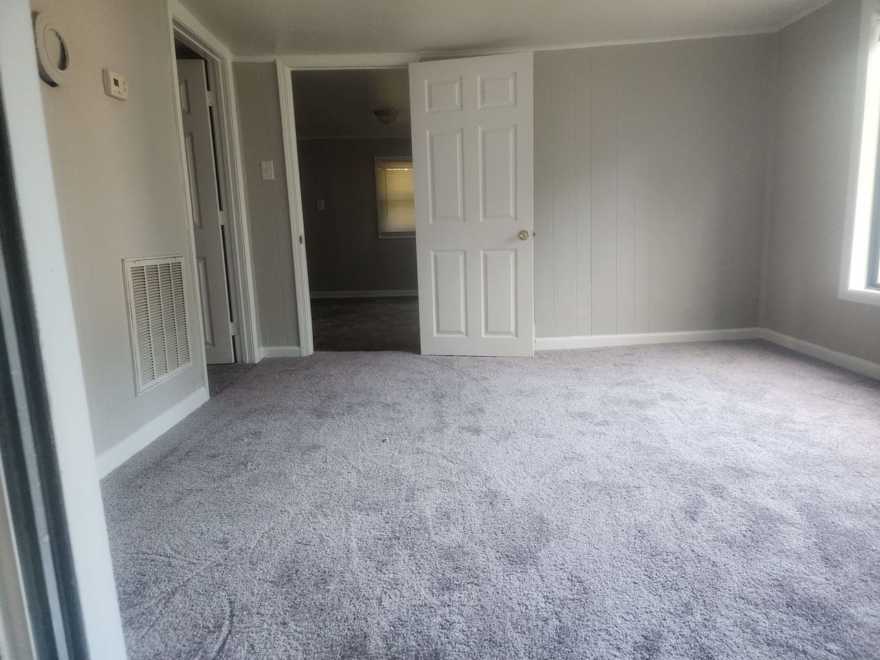 1490 N Bickett Blvd - Photo 3 of 15