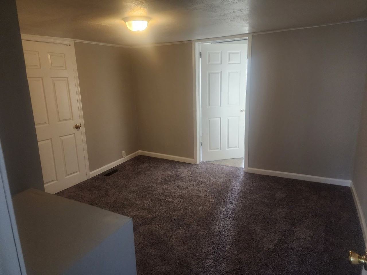 1490 N Bickett Blvd - Photo 4 of 15