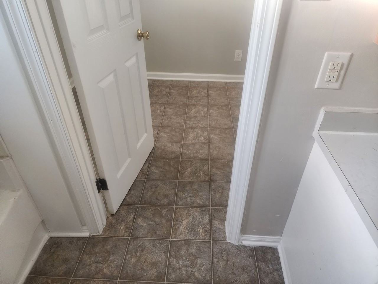 1490 N Bickett Blvd - Photo 6 of 15