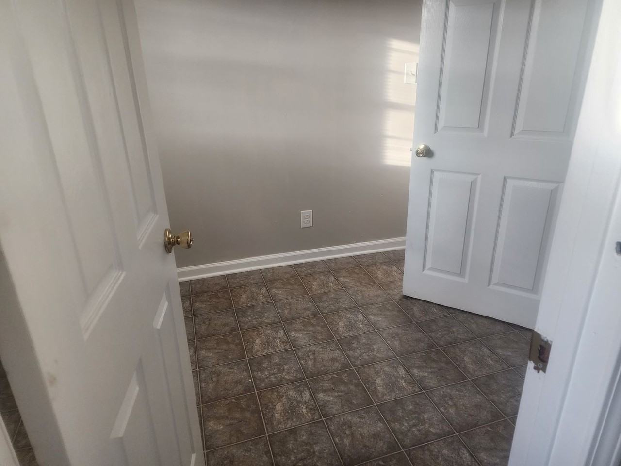 1490 N Bickett Blvd - Photo 7 of 15