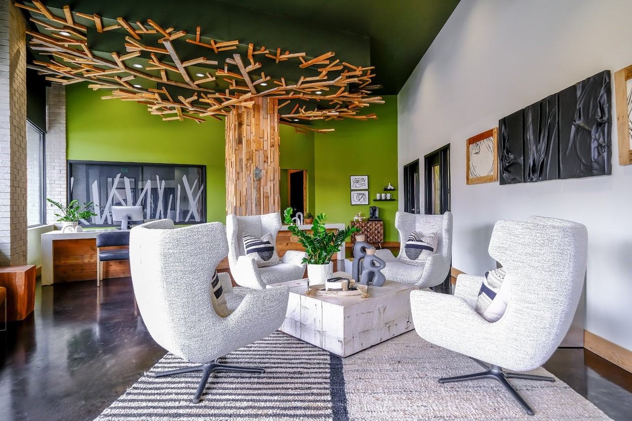 Elan Redmond - Photo 6 of 30