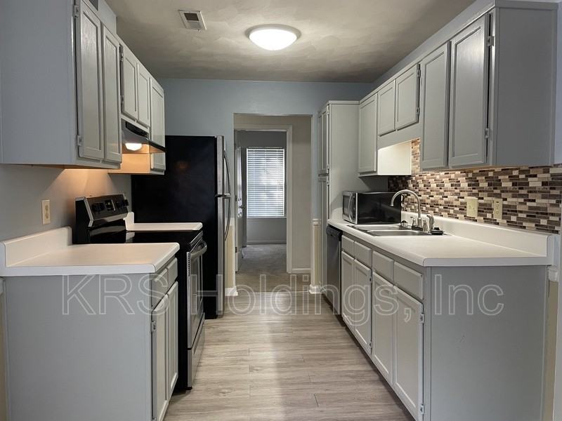 226 Locust St - Photo 4 of 10