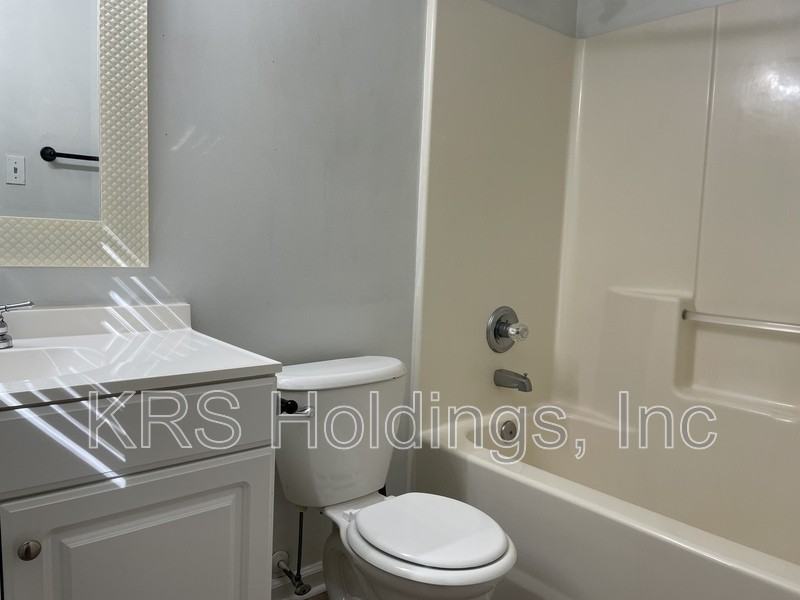 226 Locust St - Photo 5 of 10