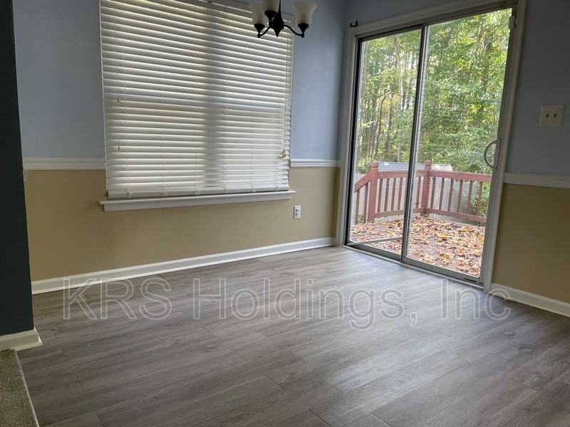 226 Locust St - Photo 6 of 10